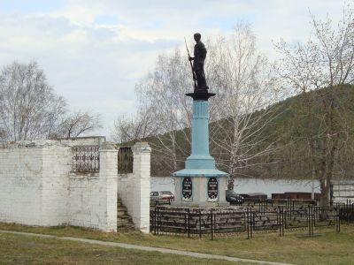 Скульптурный памятник борцам революции