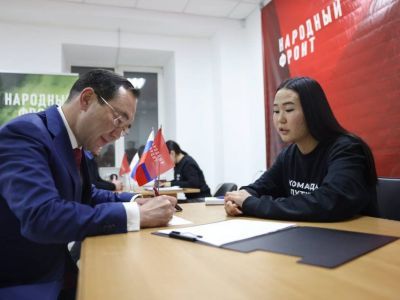 Глава Якутии Айсен Николаев поставил подпись в поддержку президента России Владимира Путина