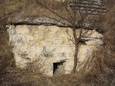 Склеп полуподземный с гладкой фасадной стеной 20