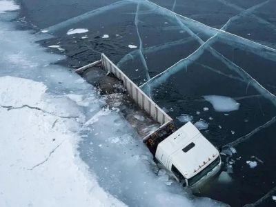 Грузовик провалился под лед в Среднеколымском районе Якутии
