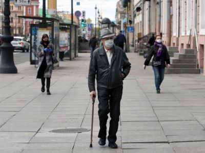 В Госдуме посоветовали пожилым людям надевать две маски из-за омикрона