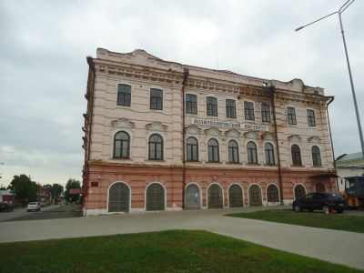 Памятник истории - здание бывшей городской управы (филиал Ижевского механического института), где в 1917 году проходили первые заседания Совета рабочих, крестьянских и солдатских депутатов, в 1923 году - первый окружной съезд Советов