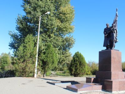 Братская могила советских воинов, погибших в боях с фашистскими захватчиками в 1943 году. Захоронено 7 человек, имена 3 человек установлены. Скульптура советского воина и женщины-партизанки