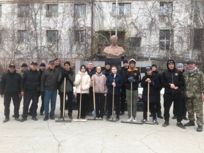 В сквере имени Героя России Александра Рыжикова провели субботник