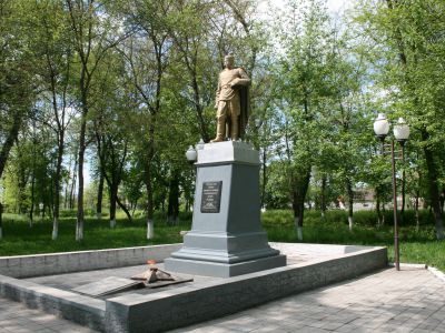 Братская могила советских воинов, погибших в борьбе с фашистами (1942 г.)