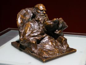 В Якутске открылась выставка «Эволюция образа Толстого: от Ге до Гинцбурга»