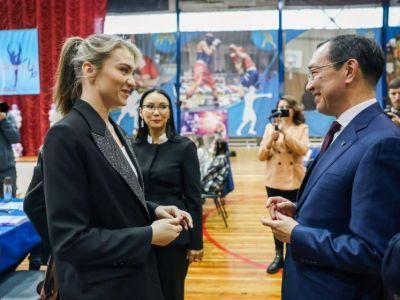 Айсен Николаев поприветствовал участниц соревнований по художественной гимнастике в Нерюнгри