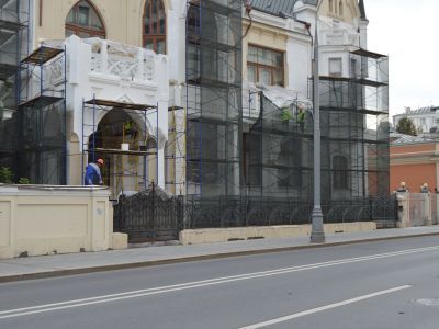 Особняк с оградой