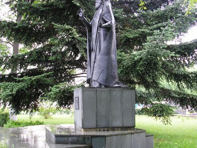 Памятник святому Луке (В.Ф. Войно-Ясенецкому) (скульпторы Ю.Г.Пустовит, Е.Яблонский)