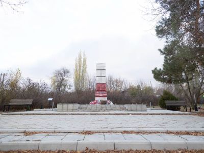 Братская могила участников гражданской войны и советских воинов, погибших в период Сталинградской битвы