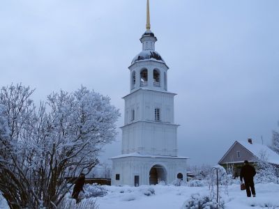 Колокольня с мемориальной доской Д.В. Давыдову