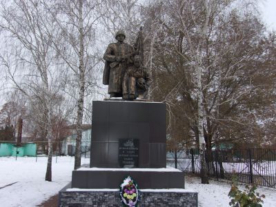 Братская могила советских воинов, погибших в боях с фашистскими захватчиками в 1943 году. Захоронено 6 человек, имена 3 человек установлены. Скульптура советского война