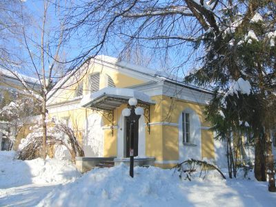 Корпус по полукружию во дворе