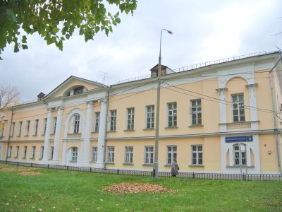 Два боковых корпуса