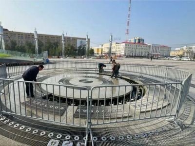В Якутске провели техобслуживание фонтана на площади Республики
