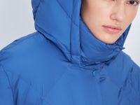 Пуховое пальто с воротником-стойкой и капюшоном