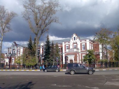 Здание, где на собраниях выступали председатель ВЦИК Калинин Михаил Иванович, нарком просвещения Луначарский Анатолий Васильевич, председатель Центробалта Дыбенко Павел Егорович