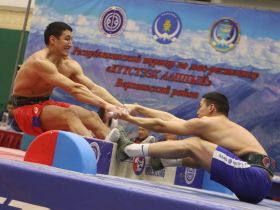 Сенсационно завершился турнир по мас-рестлингу Харлампия Васильева в Якутске