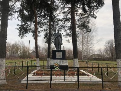 Братская могила воинов Советской Армии, погибших в феврале 1943 года. Захоронено 85 человек. Скульптура установлена в 1970 году