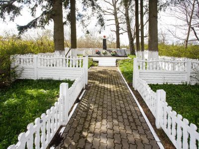 Братская могила советских воинов, погибших в январе 1945 года