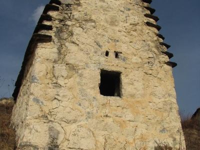 Склеп наземный с двухскатной ступенчатой кровлей 14