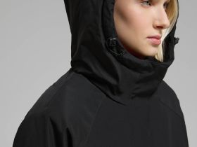 Горнолыжная куртка с капюшоном