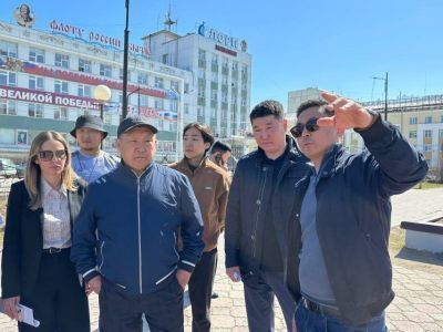 Дмитрий Садовников поручил заменить плитку на площади Орджоникидзе в Якутске