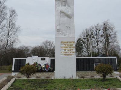 Мемориальный комплекс на братской могиле советских воинов, погибших в январе 1945 года (арх. А.В. Максимов, ск. В.В. Моргунов)