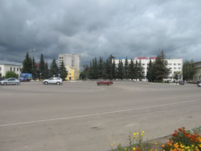 Площадь перед зданием горкома партии, на которой в июне 1919 года перед трудящимися города выступал М.И. Калинин