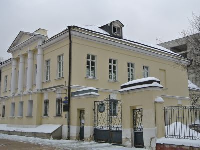 Дом. Во дворе палаты