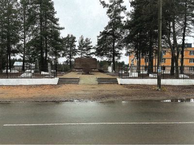 Братское кладбище советских воинов, погибших в 1941-44 гг., где захоронены: Герои Советского Союза летчик Галкин Михаил Петрович (1917-1942) и генерал Советской Армии Окунев П.А. (1895-1943), нач. артиллерии 4-ой армии советских войск