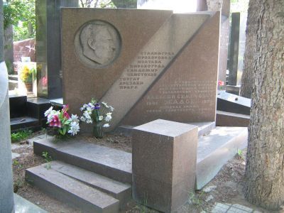 Могила - Жадов Алексей Семенович (1901-1977), Герой Советского Союза