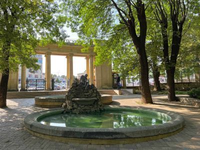 Входной фонтан со скульптурой "Сидящий мальчик"