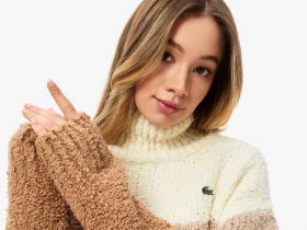 Женский свитер Lacoste в полоску с высоким воротом классического кроя