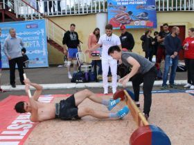 В Москве в честь Дня города проведен турнир по мас-рестлингу. Фото