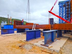 Паромную переправу запустили на стройке Ленского моста в Якутии