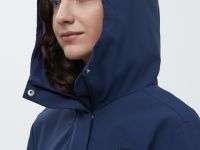 Ветровка с капюшоном и застежками по бокам