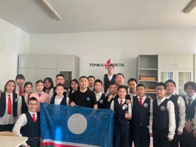 Ветеран боевых действий подарил школьникам побывавший с ним на СВО флаг Якутии