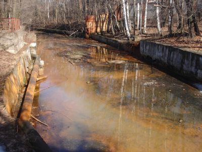 Металлические столбы вдоль Соляного канала