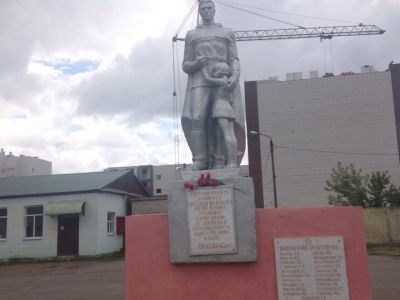 Памятник учащимся школы, погибшим в годы Великой Отечественной войны