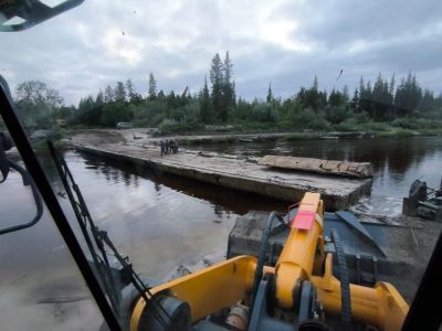 Понтонный мост установили через реку Танару на границе Вилюйского и Кобяйского районов