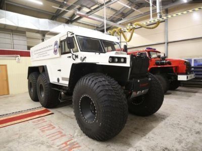 Глава Якутии передал снегоболотоход Колымскому поисково-спасательному отряду