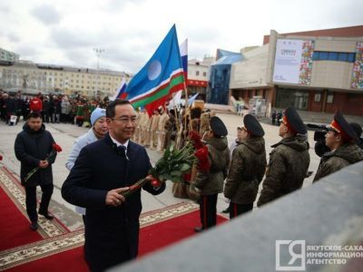 Глава Якутии Айсен Николаев возложил цветы к памятнику Платону Ойунскому