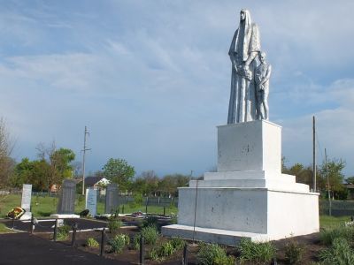 Братская могила воинов Советской Армии, павших смертью храбрых в 1942-43 гг.