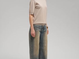 Легкий джемпер полуприлегающего кроя с коротким рукавом