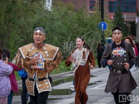 Сотни якутян в национальной одежде пробежали на марафоне Олонхо