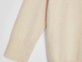 Джемпер с v-образной горловиной и широкими рукавами