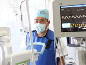 В Якутске провели операцию лазером 61-летнему пациенту с крупным желчным камнем