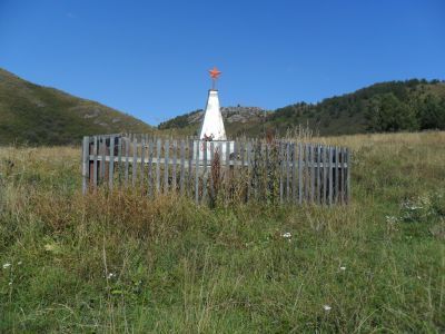 Братская могила партизан, погибших за власть Советов (с обелиском)