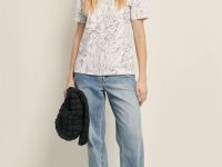 Футболка приталенного силуэта с цветочным принтом